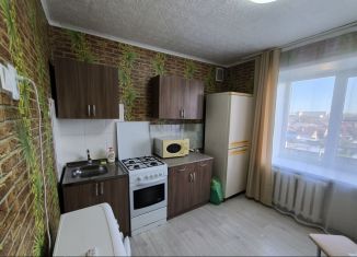 Сдаю в аренду 2-ком. квартиру, 40 м2, Курган, улица Черняховского, 8Б, район Рябково