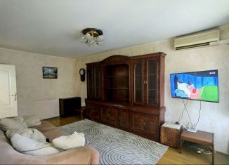 Сдам 2-ком. квартиру, 64 м2, Сочи, улица Роз, 46