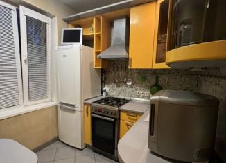 Трехкомнатная квартира в аренду, 60 м2, Москва, улица Академика Миллионщикова, 15, район Нагатино-Садовники