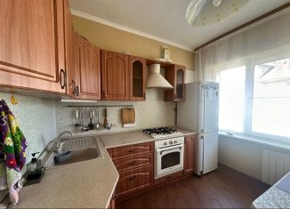 Сдам в аренду трехкомнатную квартиру, 72 м2, Сочи, улица Революции, 1, микрорайон Черемушки