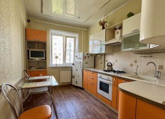 Продам 2-ком. квартиру, 60 м2, Астрахань, улица Баумана, 13к2