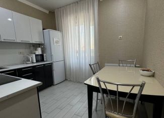 Продаю 1-комнатную квартиру, 38 м2, Краснодар, улица Коммунаров, 270, микрорайон Центральный