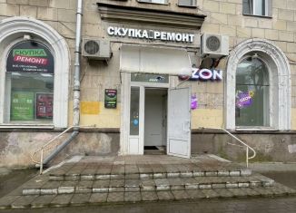 Сдаю в аренду торговую площадь, 8 м2, Гатчина, проспект 25 Октября, 41