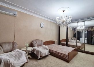 Сдаю в аренду 1-комнатную квартиру, 40 м2, Грозный, улица Хамзата У. Орзамиева, 27