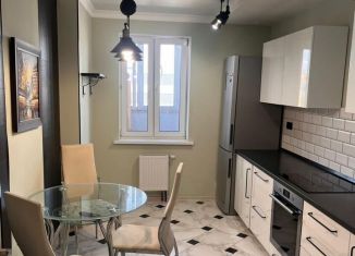 Сдаю в аренду однокомнатную квартиру, 39 м2, Татарстан, улица Рауиса Гареева, 109