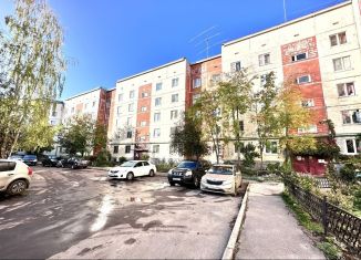 Сдаю в аренду 1-ком. квартиру, 40 м2, Гатчина, улица Изотова, 12к1