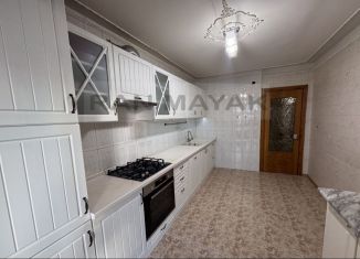 Продам 4-комнатную квартиру, 119 м2, Майкоп, улица Юннатов, 2