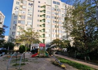 Продам 2-ком. квартиру, 62 м2, Евпатория, улица 9 Мая, 45Б