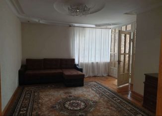 Сдается трехкомнатная квартира, 80 м2, Нальчик, проспект Кулиева, 5А, район Горная