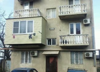 Сдается четырехкомнатная квартира, 126 м2, Махачкала, улица Мирзабекова, 74В