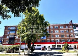 Продается трехкомнатная квартира, 57 м2, Апшеронск, улица Ленина, 12