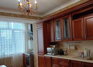 Сдается в аренду 2-комнатная квартира, 100 м2, Махачкала, улица Хаджи Булача, 3