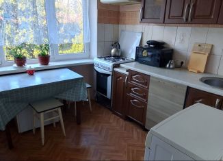 Сдаю трехкомнатную квартиру, 40 м2, Сочи, улица Новосёлов, 3