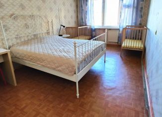 Продаю 3-ком. квартиру, 105 м2, Санкт-Петербург, улица Чудновского, 19, метро Улица Дыбенко