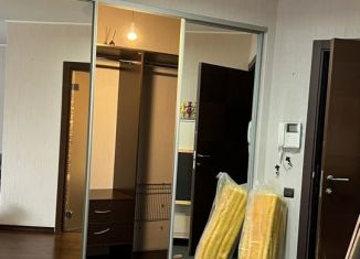 Сдам в аренду многокомнатную квартиру, 46 м2, Москва, улица Лобачевского, 92к1, метро Проспект Вернадского