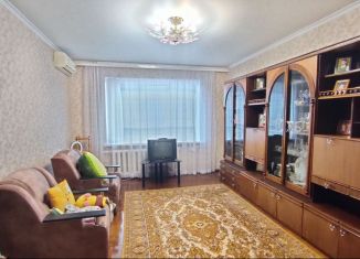 Продаю 3-ком. квартиру, 64 м2, Азов, переулок Степана Разина, 11