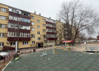 Продаю 2-ком. квартиру, 45 м2, Новый Оскол, улица Кирова, 5