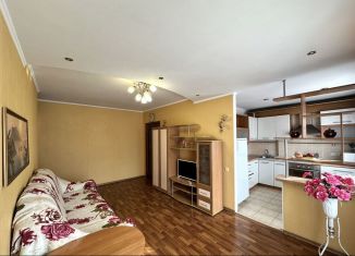 Продам 3-ком. квартиру, 57 м2, Алушта, улица Ленина, 43