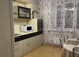 Сдаю 2-ком. квартиру, 63 м2, Татарстан, улица Серова, 51/11